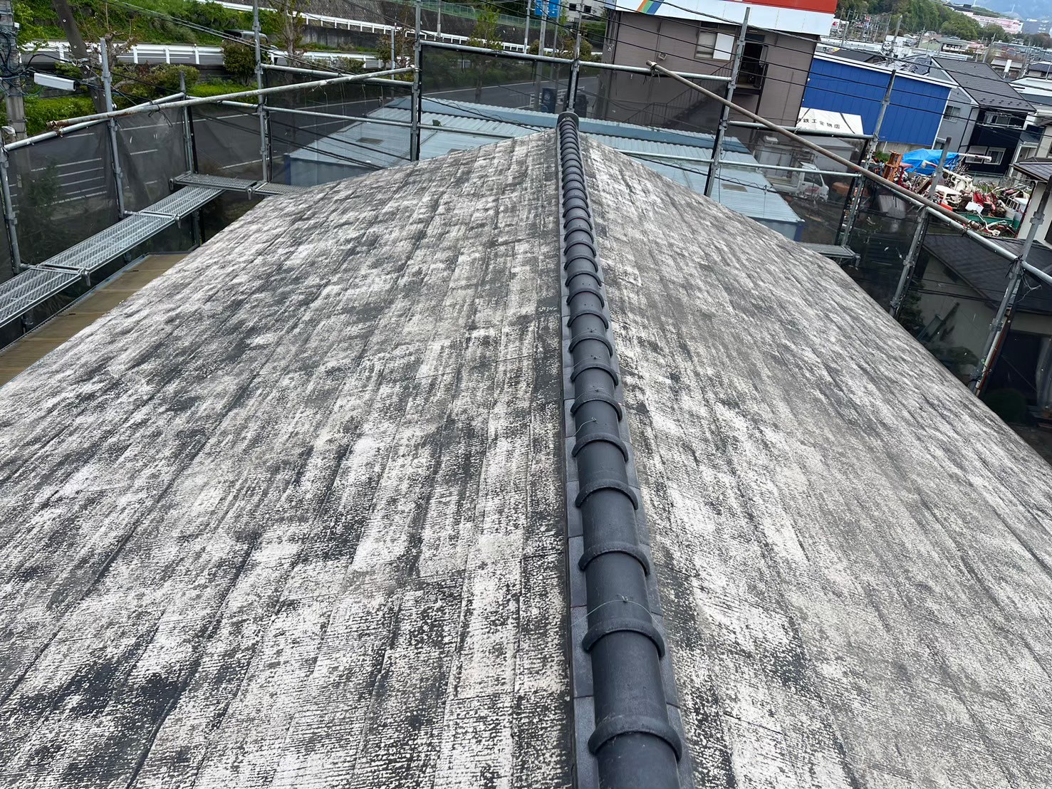 【朝霞市】スレート屋根をスーパーガルテクトで屋根カバー工事！劣化した屋根を安心・長持ちに